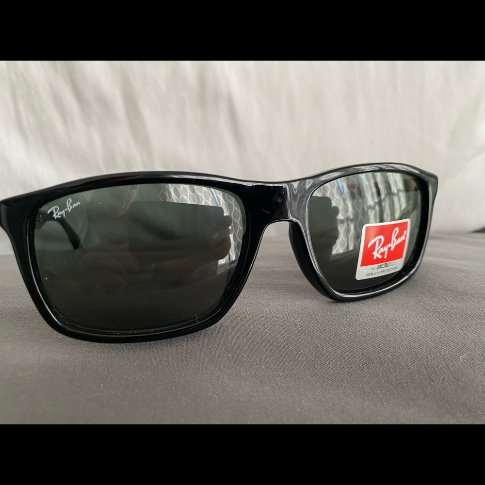 Black Ray-Ban sunglasses 🕶